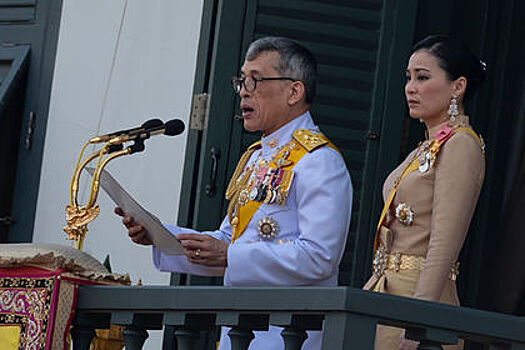 Король Таиланда самоизолировался с 20 любовницами