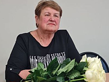 Глава Орехово-Зуевского городского округа Руслан Заголовацкий наградил заведующую роддомом Веру Калинину за труд