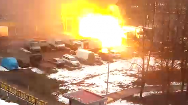 Видео: взрыв "Газели" уничтожил восемь машин на парковке в Москве