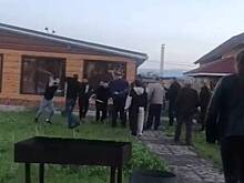 Напавшим на полицейских с битой и лопатой россиянам смягчили наказание