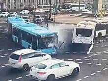 Водитель одного из столкнувшихся в Петербурге автобусов потерял сознание за рулем