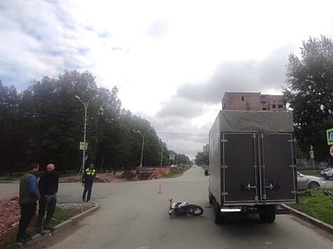 В Новосибирске подросток на мотоцикле без прав столкнулся с двумя автомобилями