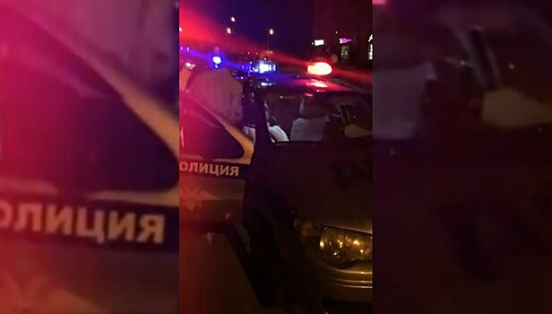 Пьяный водитель выдавил стекло в полицейской машине после задержания