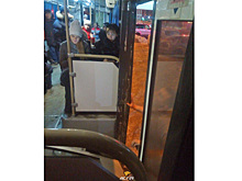 Дверь отвалилась от автобуса на полном ходу