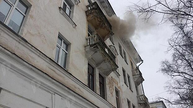 Автолестницу использовали спасатели при тушении пожара в центре Вологды