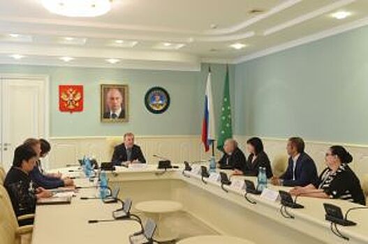 Глава Адыгеи принял руководителя и артистов ансамбля «Исламей»