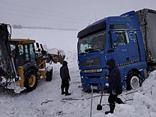 В Новосибирской области дорожники спасли застрявшего в снегу водителя фуры