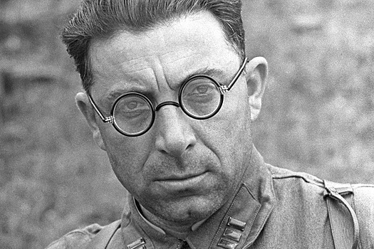 Поэты держат фронт 80 лет спустя. Что роднит Симонова с Ревякиной и Старушко