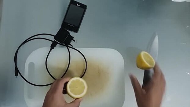 Как зарядить телефон при помощи лимона