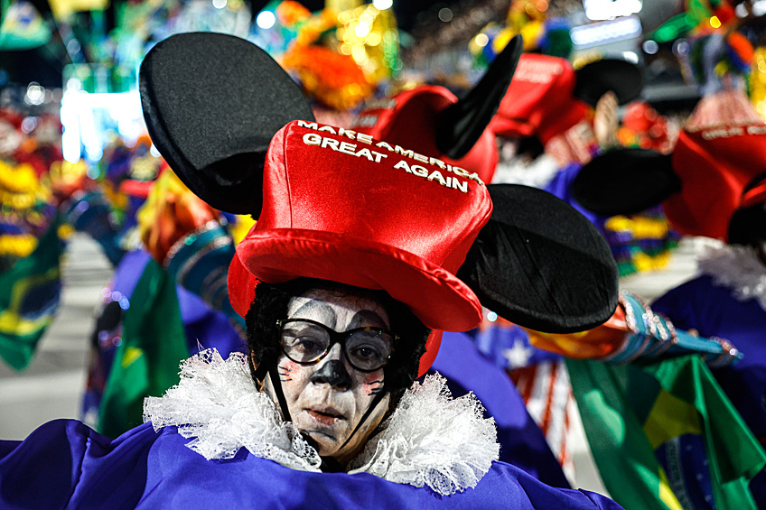 Участник карнавала на параде в Рио-де-Жанейро