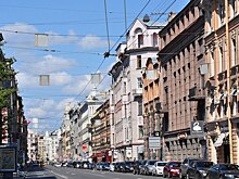 Большой проспект Петроградской стороны. Где в квартирах сохранились изразцовые печи, камины и потолочная лепнина?