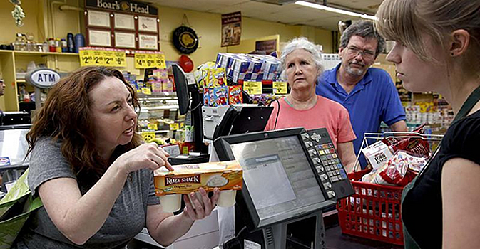 Нахальная покупательница назвала кассира неудачницей. Смотрите, как поступил администратор!