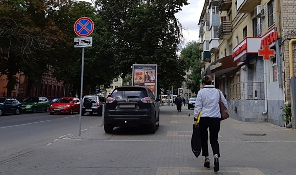 В Воронеже оштрафовали автохама на внедорожнике, припарковавшегося на тротуаре