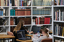 Библиотекари в перчатках и масках, защитные экраны в Ленинке и карантин для книг