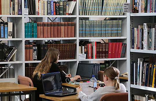 Библиотекари в перчатках и масках, защитные экраны в Ленинке и карантин для книг