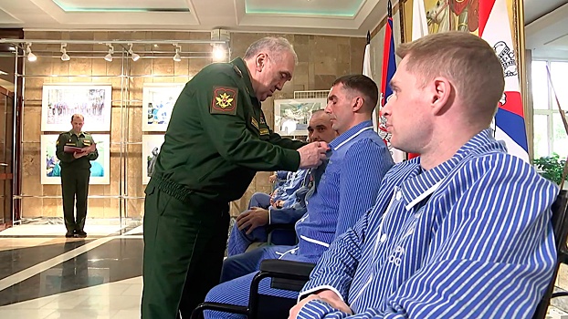 Первый замминистра обороны Цаликов наградил участников СВО в госпитале имени Вишневского