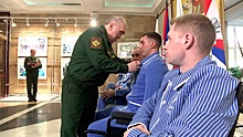 Первый замминистра обороны Цаликов наградил участников СВО в госпитале имени Вишневского