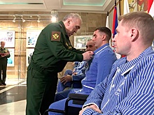 Первый замминистра обороны Цаликов наградил участников СВО в госпитале имени Вишневского