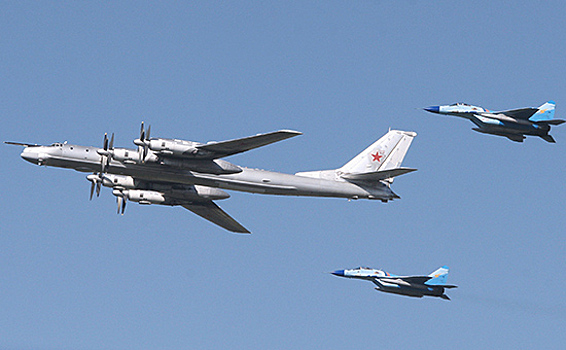 Российские Ту-95 пролетели над северными морями