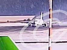 Посадка российского самолета с четырьмя лопнувшими колесами попала на видео