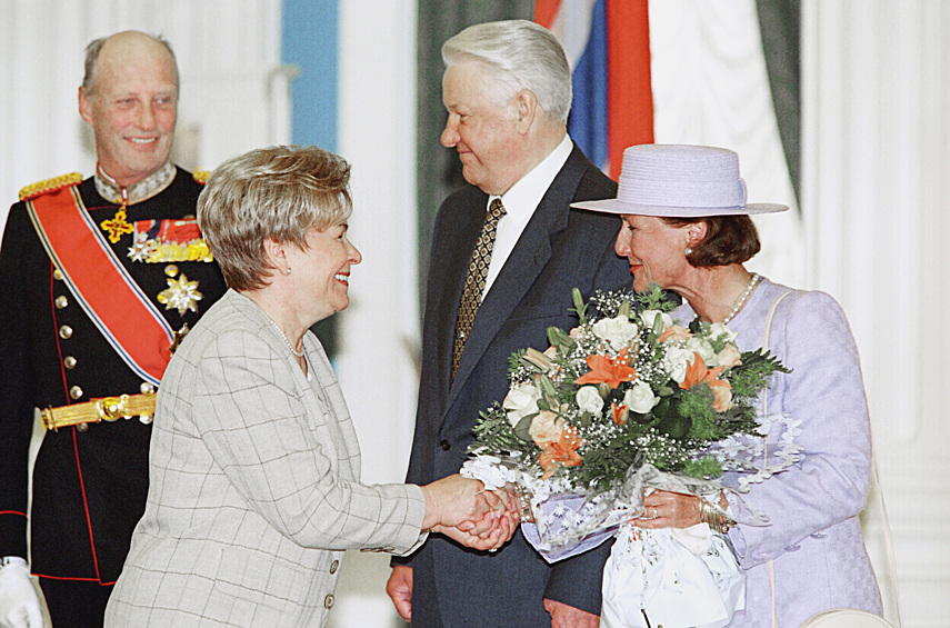 Президент РФ Борис Ельцин и его супруга Наина встречают в Екатерининском зале Кремля короля Норвегии Харольда V, прибывшего в Россию с официальным визитом, и его супругу королеву Соню