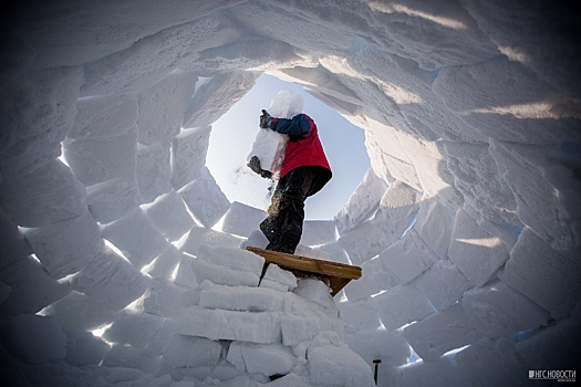 С видом на море: новосибирцы построили снежные дома на берегу Обского