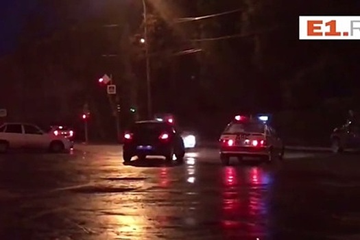 Три экипажа ДПС по кругу гонялись за уральским лихачом