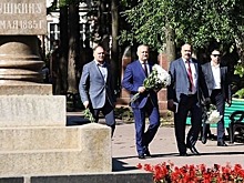 Президент Молдавии возложил цветы к памятнику Пушкину