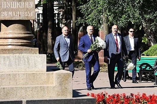 Президент Молдавии возложил цветы к памятнику Пушкину
