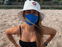 Девушка пришла на пляж в маске и была обругана