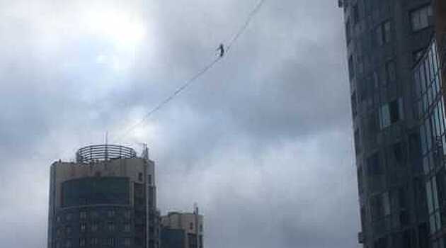 Петербургские канатоходцы сорвались, однако их выручила страховка. Видео