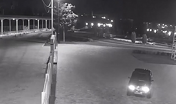 В Волгограде задержали водителя, гонявшего в парке у Мамаева кургана