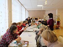 Долголеты горокруга Шаховская снабжают фронт масксетями, носилками и окопными свечами