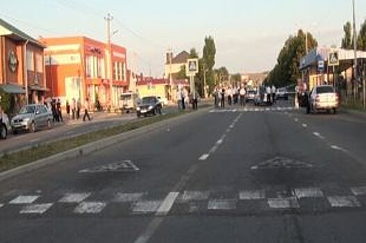 СМИ: Женщину и двоих детей в Черкесске сбил на «зебре» сотрудник УФСИН