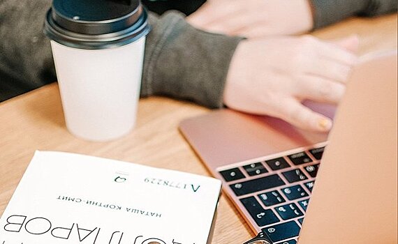 Человек с ноутбуком убивает идею новой Национальной библиотеки