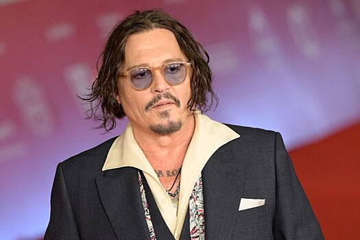 «Он шикарно смотрится»: седовласый Джонни Депп с голубыми глазами произвел фурор среди поклонников