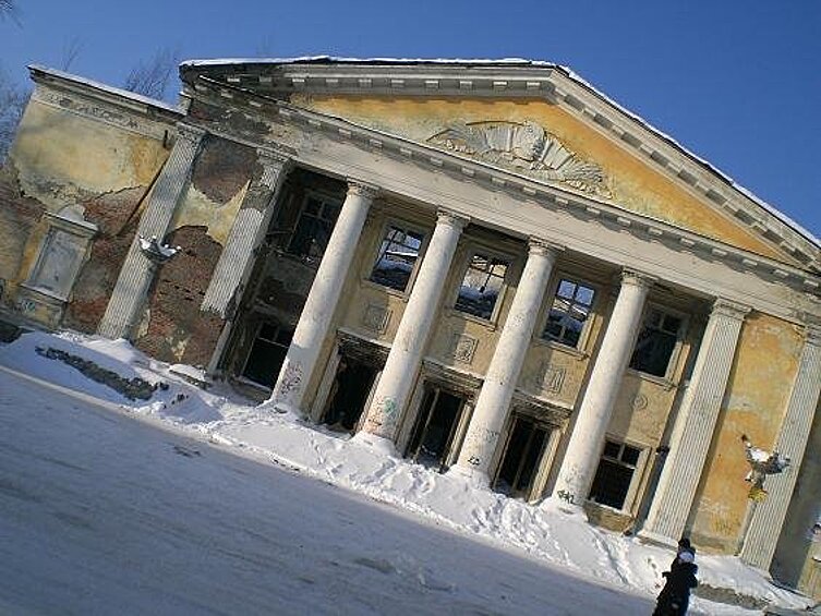 Например, Дом культуры железнодорожников, построенный в 1951 году, простоял в полуразрушенном и заброшенном виде, пока не был снесен осенью 2011 года