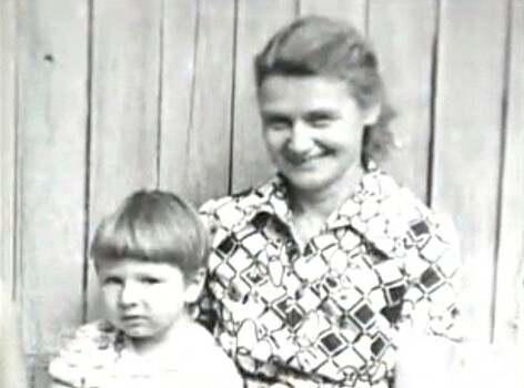 Алексей Ягудин показал своё детское фото с бабушкой