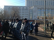 В Москве задержали валютных заемщиков, пришедших на митинг с пластиковыми свиными головами