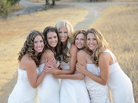 5 сестер решили отблагодарить родителей и сделали для них фото в свадебных платьях