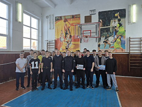 На Кубани полицейские и общественники в рамках акции «Будь в форме» проводят встречи со студентами и школьниками