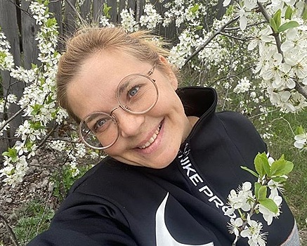 Розовые микрошорты и круглые очки: 41-летняя Ирина Пегова поливает помидоры в дачном look'е