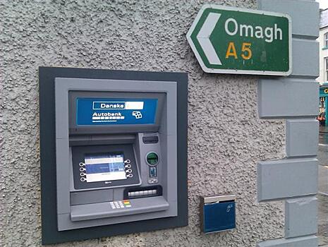 В Ирландии грабители выковыряли банкомат из стены экскаватором