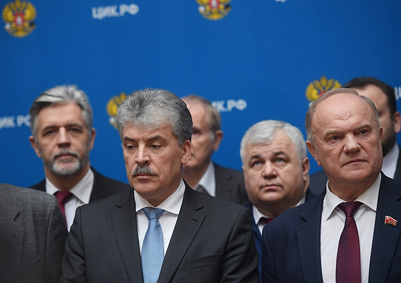 Директор "Совхоза имени Ленина" Павел Грудинин (слева) на регистрации в Центральной избирательной комиссии РФ в качестве кандидата на пост президента России. Справа - руководитель фракции политической партии "Коммунистическая партия Российской Федерации" (КПРФ) Геннадий Зюганов.