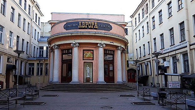 В Петербурге возобновили работу театры и кинозалы