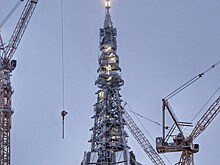 На Лахта-центре в Санкт-Петербурге зажгли авиационные огни