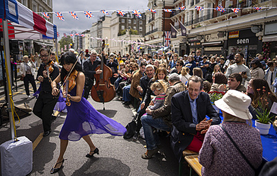 Члены королевской семьи участвуют в застольях по всей Британии в честь коронации Карла III
