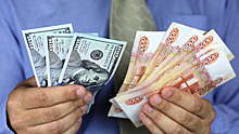 Экономист объяснил снятие ограничений на продажу наличной валюты россиянам