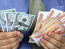 Экономист объяснил снятие ограничений на продажу наличной валюты россиянам
