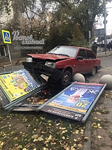 В центре Ростова легковушка снесла рекламный щит